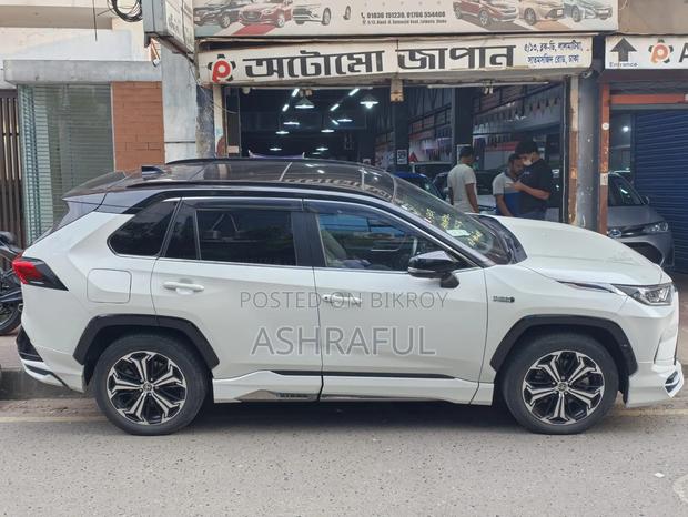 Toyota RAV4 2021 White
