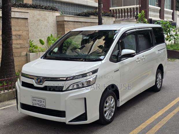 Toyota Voxy Hybrid V 2WD 7-Seater 2019 Pearl