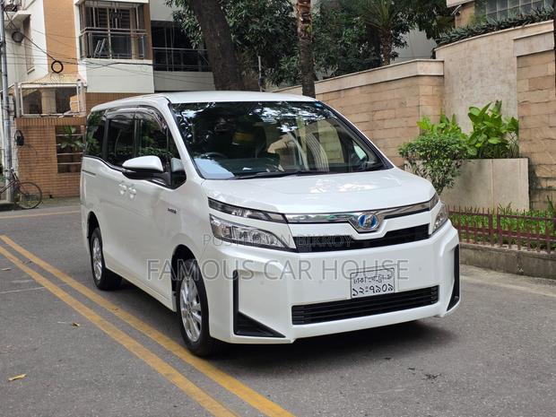 Toyota Voxy Hybrid V 2WD 7-Seater 2019 Pearl