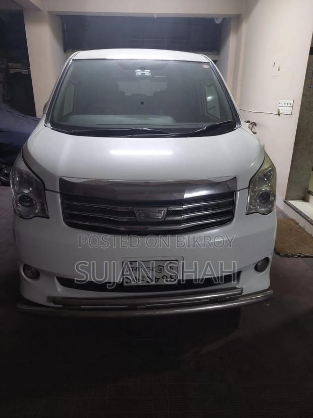 Toyota Noah 2.0 158hp AWD (8 Seater) 2012 Pearl