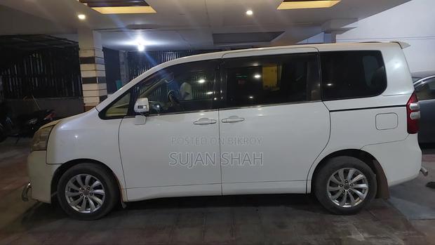 Toyota Noah 2.0 158hp AWD (8 Seater) 2012 Pearl