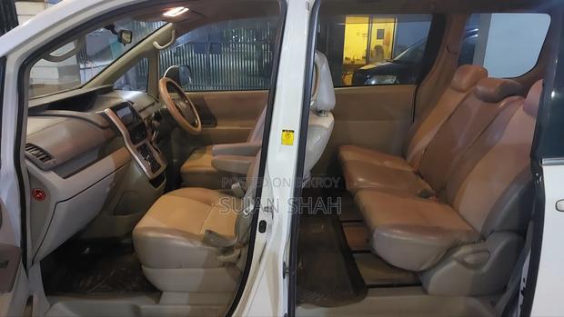 Toyota Noah 2.0 158hp AWD (8 Seater) 2012 Pearl