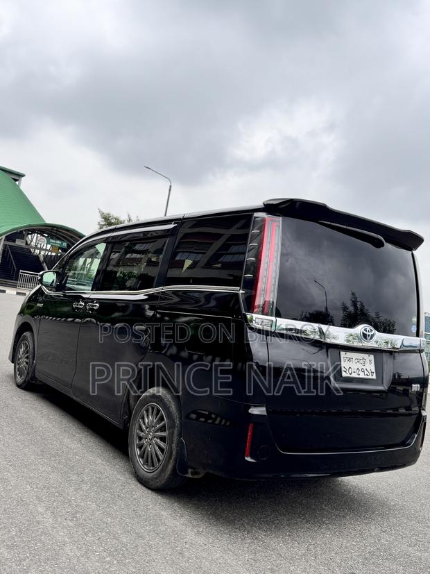 Toyota Noah 1.8 FWD Hybrid (7 seater) 2017 Black
