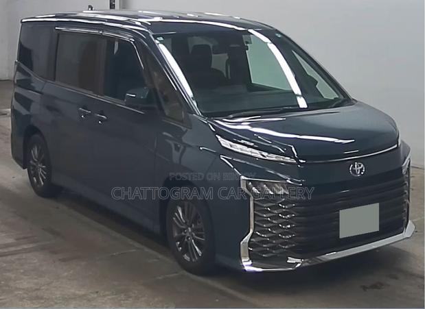 Toyota Voxy 2022