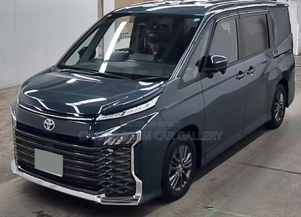 Toyota Voxy 2022