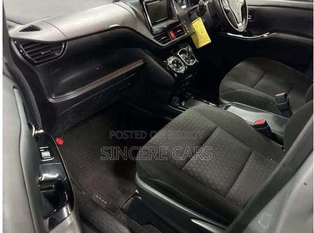 Toyota Noah 2021 Silver