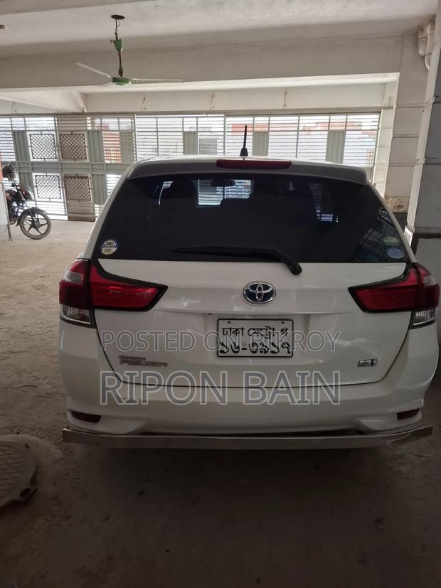 Toyota Corolla Fielder 1.5 Hybrid FWD 2018 White