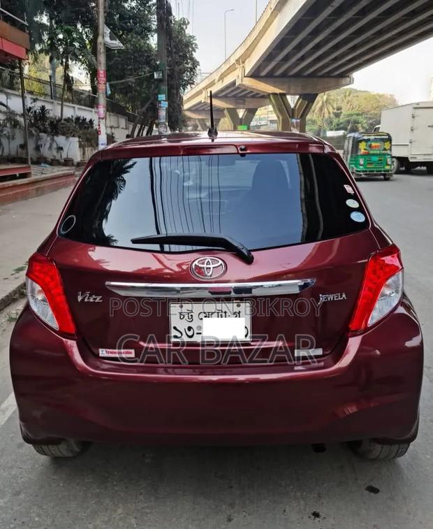 Toyota Vitz 1.3 FWD 5dr 2012 Maroon