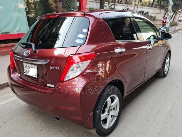 Toyota Vitz 1.3 FWD 5dr 2012 Maroon