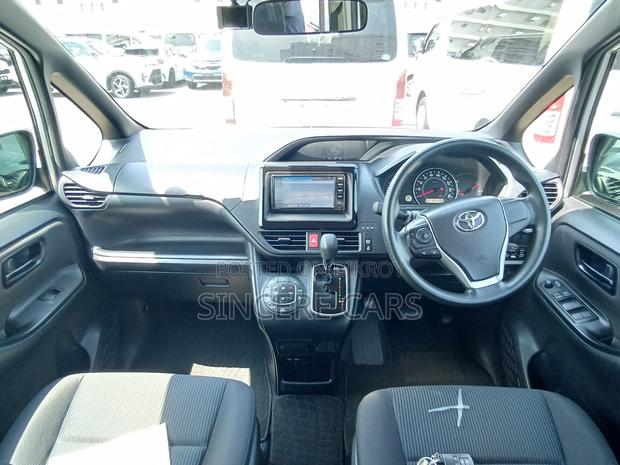 Toyota Noah 2021 Silver