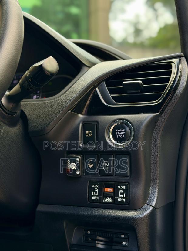 Toyota Esquire 2.0 FWD (7 seater) 2015 Pearl