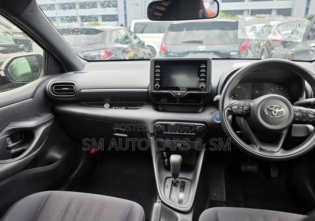Toyota Yaris 2021 Brown