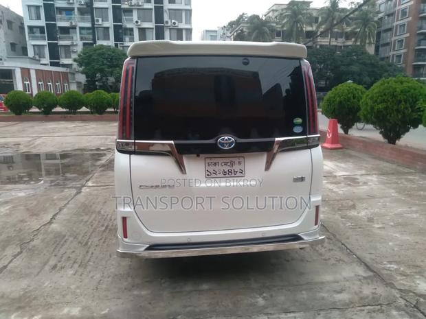 Toyota Esquire 2019 Pearl