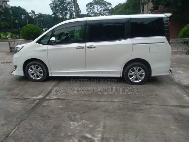 Toyota Esquire 2019 Pearl