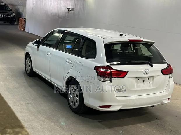 Toyota Corolla Fielder 1.5 Hybrid FWD 2021 White