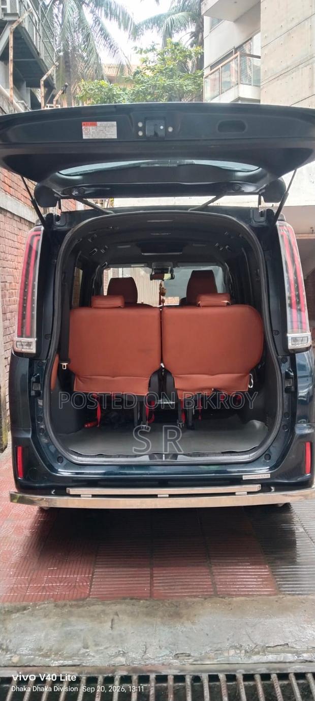 Toyota Esquire 1.8 FWD Hybrid (7 seater) 2018 Blue