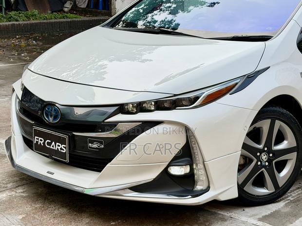 Toyota Prius Plug-In Hybrid Business Edition Plus 2019 White