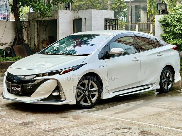 Toyota Prius Plug-In Hybrid Business Edition Plus 2019 White