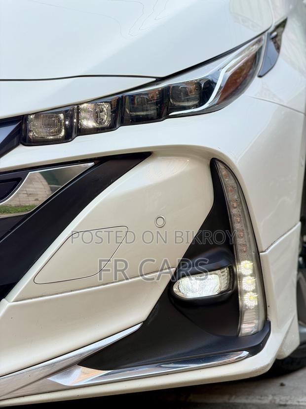 Toyota Prius Plug-In Hybrid Business Edition Plus 2019 White