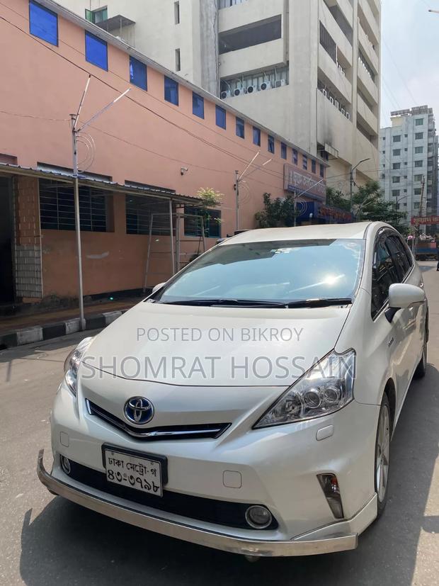 Toyota Prius Five 4dr Hatchback (1.8L 4cyl gas/electric hybrid CVT)