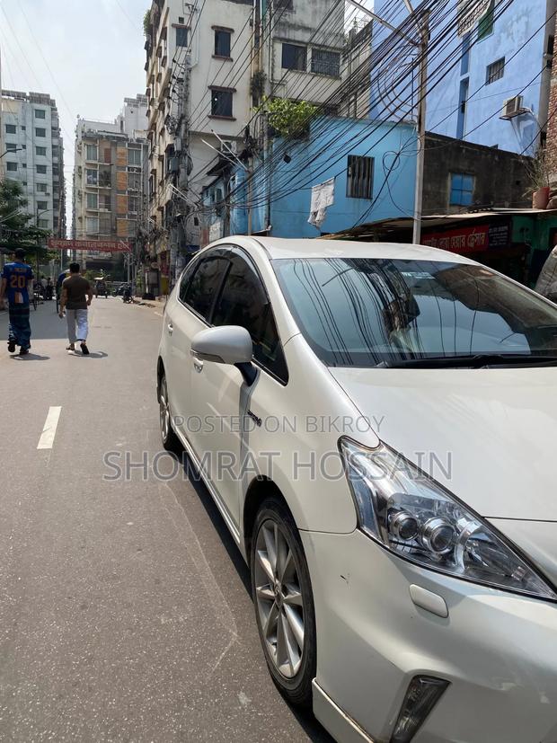 Toyota Prius Five 4dr Hatchback (1.8L 4cyl gas/electric hybrid CVT)