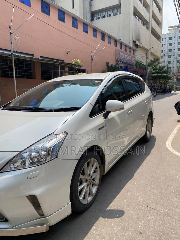Toyota Prius Five 4dr Hatchback (1.8L 4cyl gas/electric hybrid CVT)