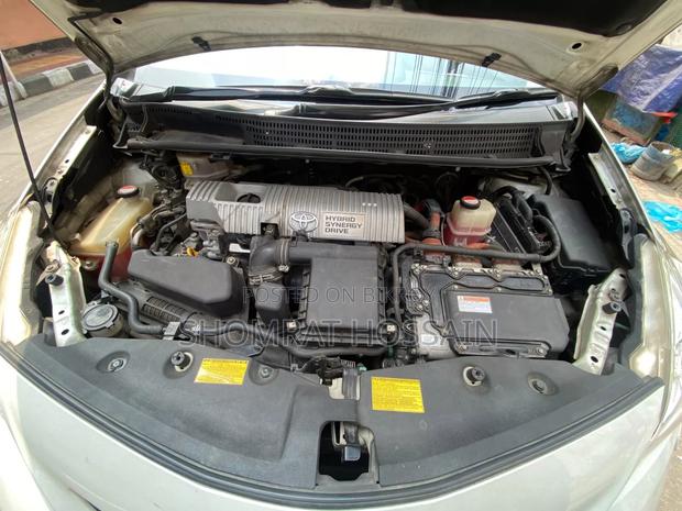 Toyota Prius Five 4dr Hatchback (1.8L 4cyl gas/electric hybrid CVT)