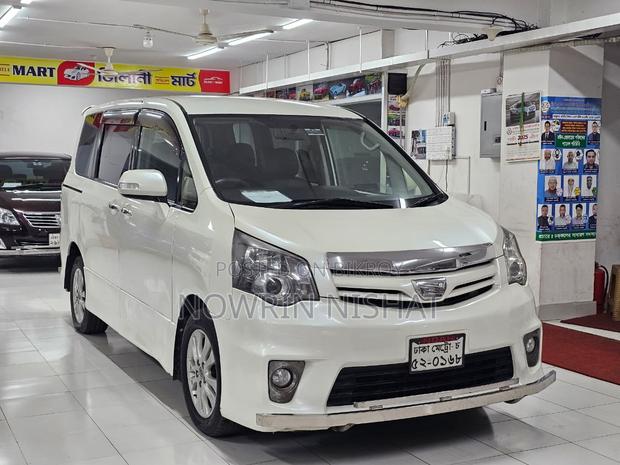 Toyota Noah 2.0 AWD (7 Seater) 2015 Pearl