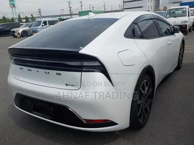 Toyota Prius 2024 Pearl