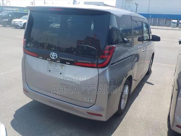 Toyota Noah 2023 Silver