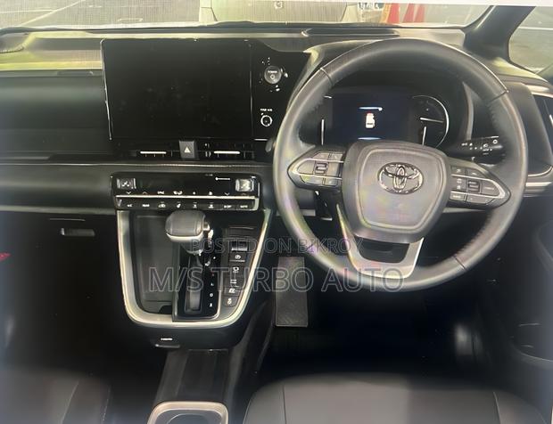 Toyota Noah 2024 Pearl