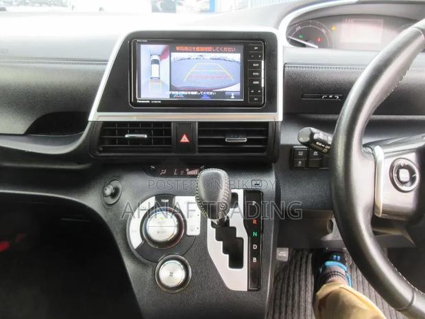 Toyota Sienta 2021 Red