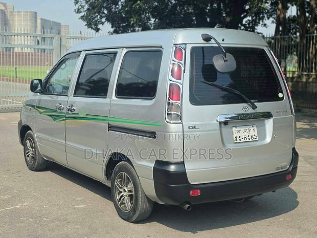 Toyota Noah 2004 Silver