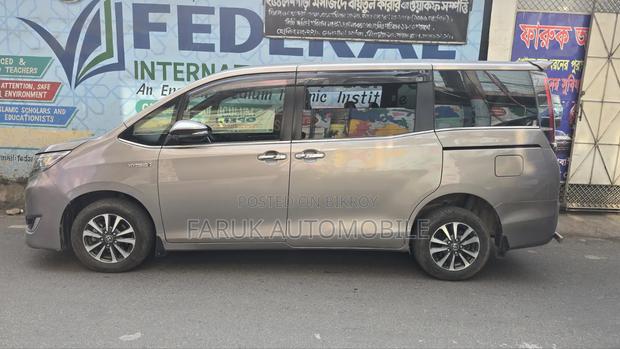 Toyota Noah 1.8 FWD Hybrid (7 seater) 2017 Brown