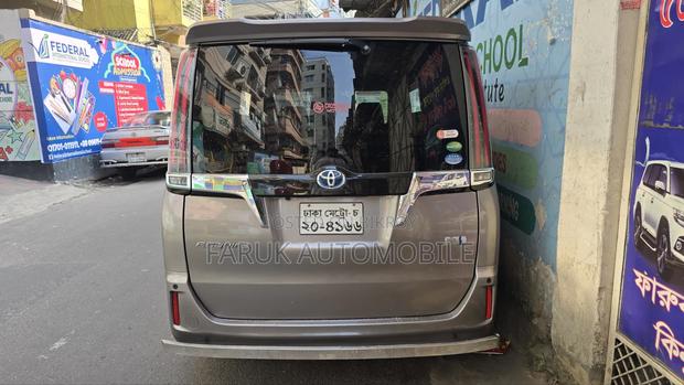 Toyota Noah 1.8 FWD Hybrid (7 seater) 2017 Brown