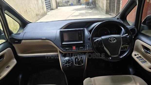 Toyota Noah 1.8 FWD Hybrid (7 seater) 2017 Brown