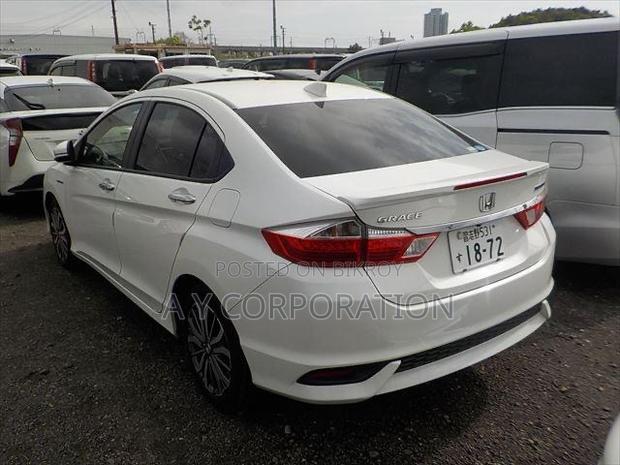 Honda Grace 2017 White