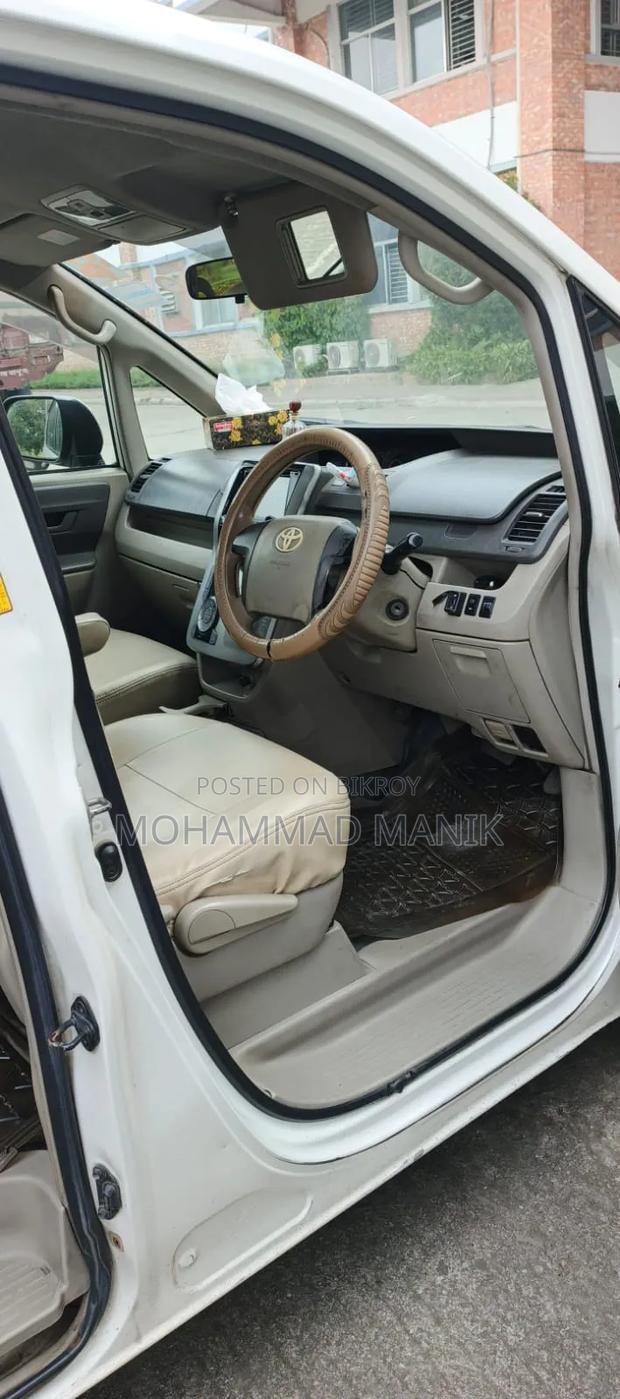 Toyota Noah 2.0 143hp FWD (7 Seater) 2007 White