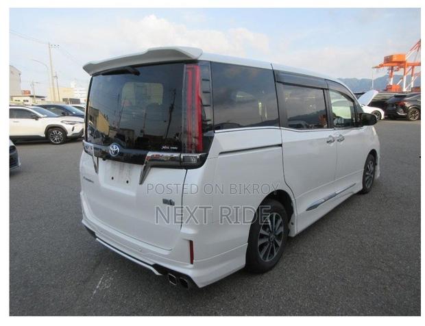 Toyota Esquire 1.8 FWD Hybrid (7 seater) 2021 Pearl