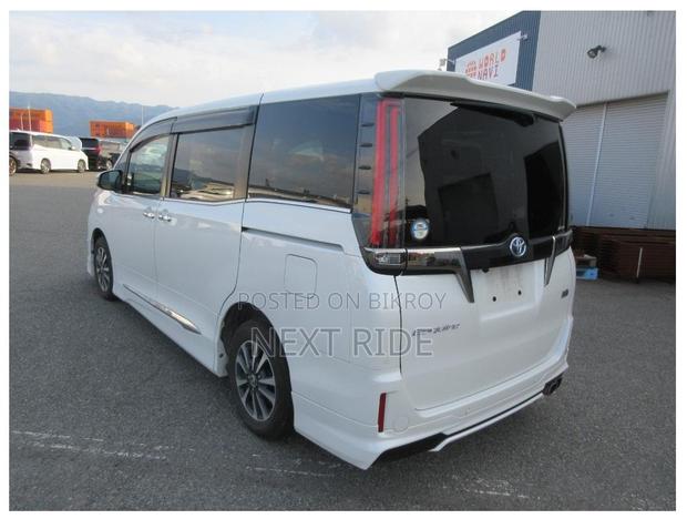 Toyota Esquire 1.8 FWD Hybrid (7 seater) 2021 Pearl