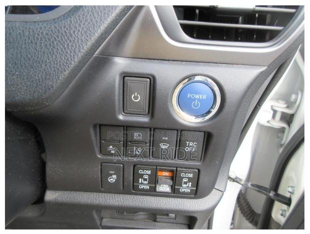 Toyota Esquire 1.8 FWD Hybrid (7 seater) 2021 Pearl