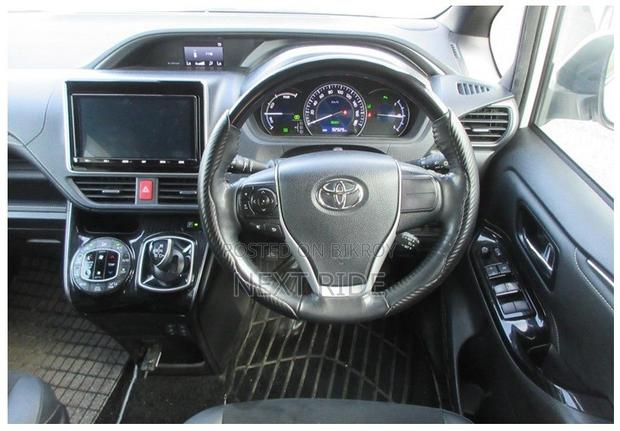 Toyota Esquire 1.8 FWD Hybrid (7 seater) 2021 Pearl