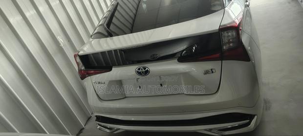 New Toyota Prius 2021 Pearl