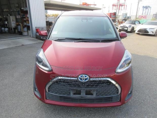 Toyota Sienta 2021 Red