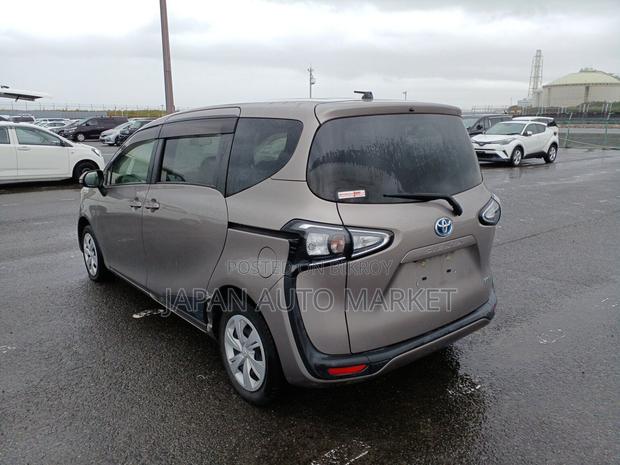 Toyota Sienta 2021 Brown
