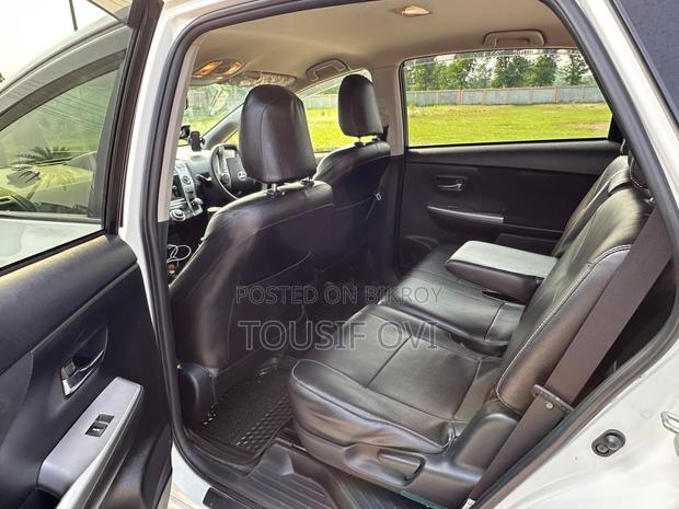 Toyota Prius 4dr Hatchback (1.8L 4cyl gas/electric hybrid CVT) 2016