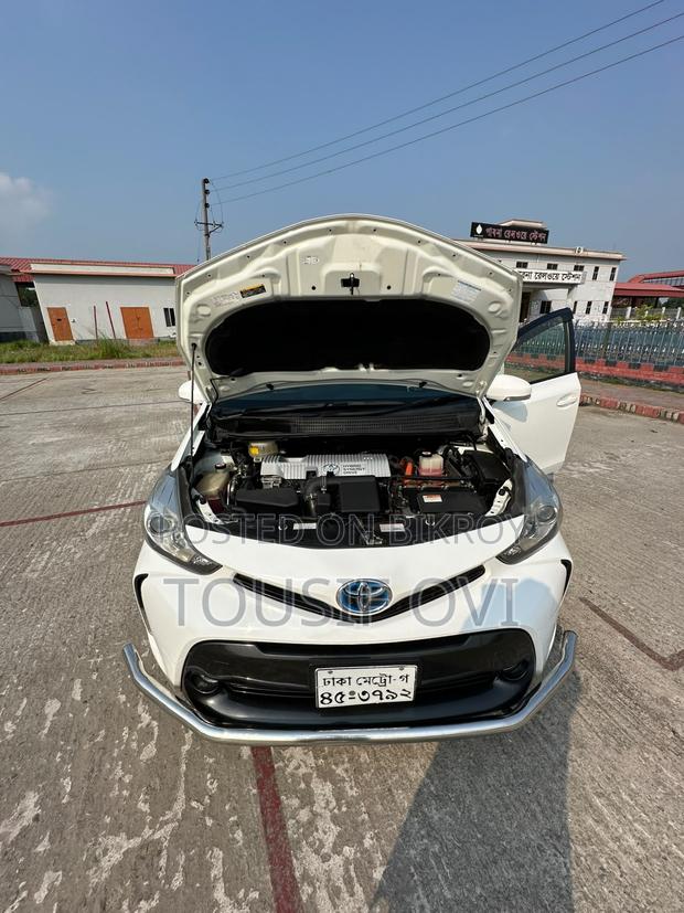 Toyota Prius 4dr Hatchback (1.8L 4cyl gas/electric hybrid CVT) 2016