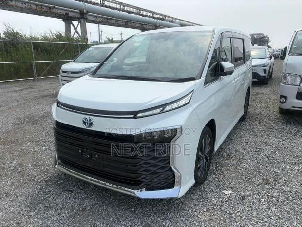 Toyota Voxy Hybrid S-Z 2WD 7-Seater 2023 Pearl