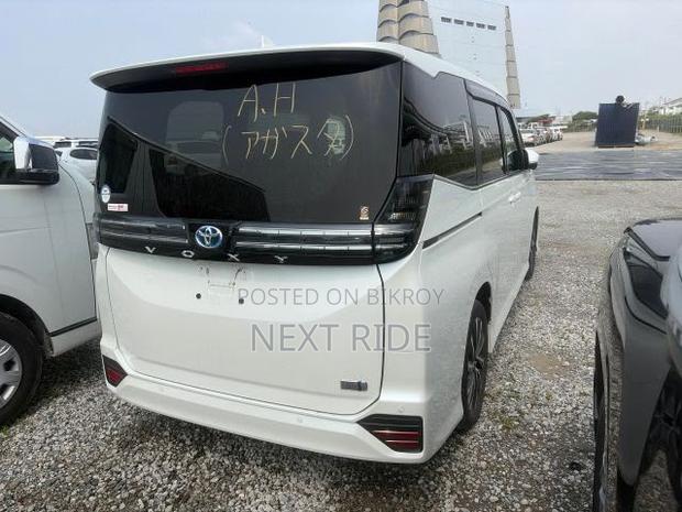 Toyota Voxy Hybrid S-Z 2WD 7-Seater 2023 Pearl