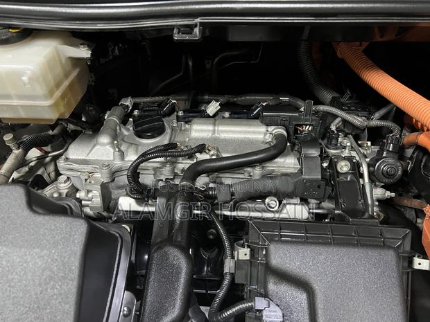 Toyota Esquire 1.8 FWD Hybrid (7 seater) 2018 Pearl